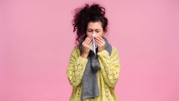 Mujer Enferma Estornudando Tejido Aislado Rosa — Vídeos de Stock