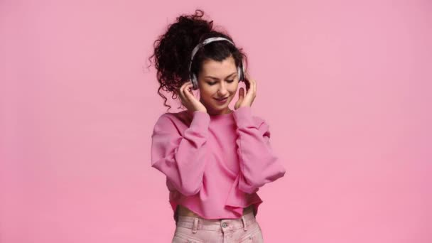Chica Escuchando Música Aislada Rosa — Vídeos de Stock