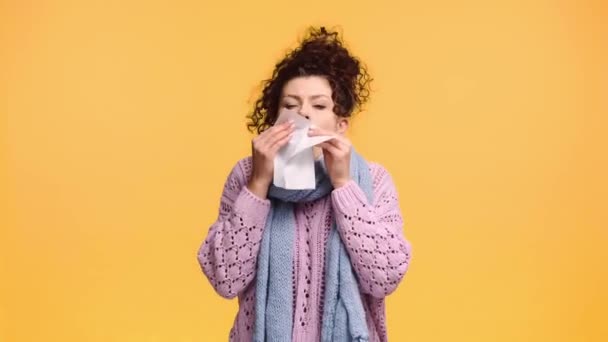Mujer Enferma Estornudando Tejido Aislado Naranja — Vídeos de Stock