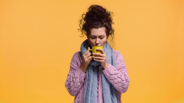 Mujer Enferma Bebiendo Aislado Naranja — Vídeos de Stock