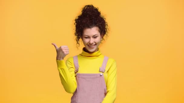 Boldog Lány Mutatja Hüvelykujját Fel Elszigetelt Narancs — Stock videók