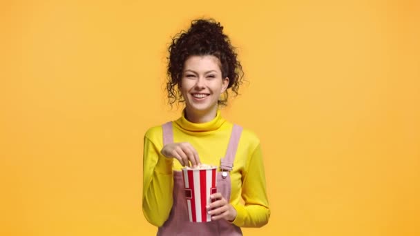 Heureux Fille Manger Pop Corn Isolé Sur Orange — Video