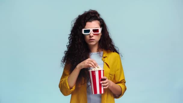 Przestraszona Dziewczyna Okulary Jedzenie Popcorn Odizolowany Niebieski — Wideo stockowe