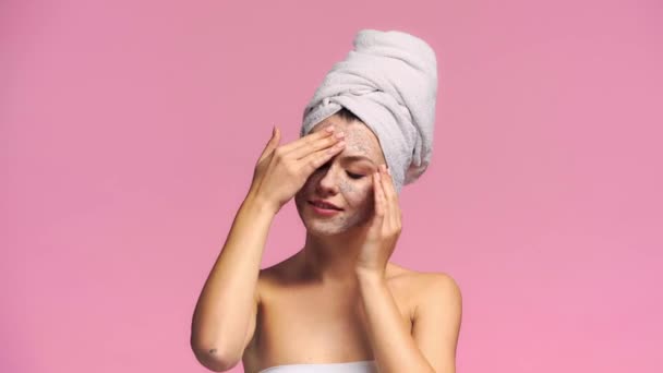 Chica Feliz Aplicando Mascarilla Aislada Rosa — Vídeos de Stock