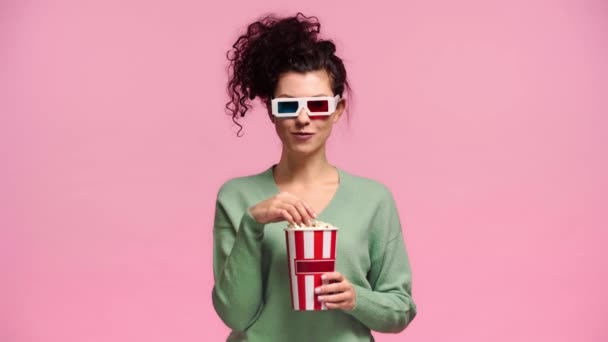 Chica Feliz Gafas Comer Palomitas Maíz Aislado Rosa — Vídeos de Stock