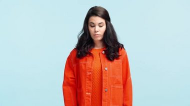 Mutsuz bir kız mavi renkte yüz ifadesi gösteriyor.