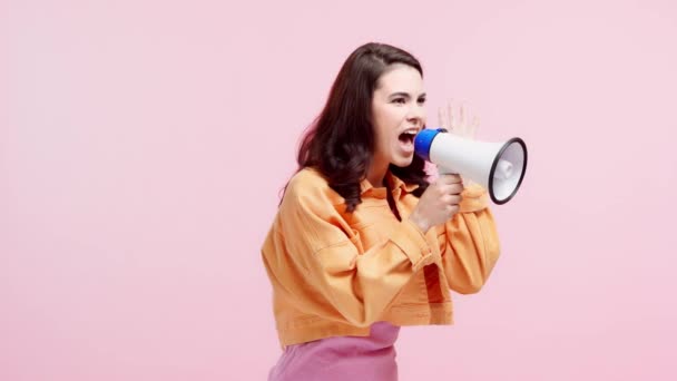 Boos Meisje Schreeuwen Luidspreker Geïsoleerd Roze — Stockvideo