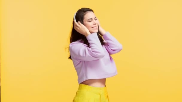Feliz Chica Bonita Bailando Auriculares Aislados Amarillo — Vídeos de Stock