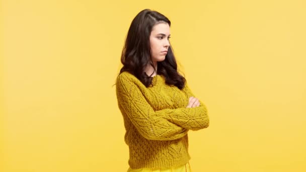 Obrażona Dziewczyna Swetrze Skrzyżowanymi Ramionami Odizolowana Żółto — Wideo stockowe
