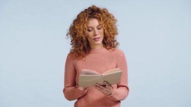 özenli, pozitif kadın kitabı gri üzerine izole edilmiş