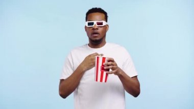 Korkak Afro-Amerikan adam, tek başına film seyrediyor.