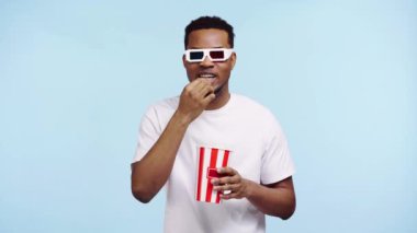 Mutlu Afro-Amerikan adam mavi üzerine izlenmiş bir film izliyor.