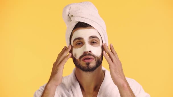 Hombre Aplicando Mascarilla Aislada Amarillo — Vídeos de Stock