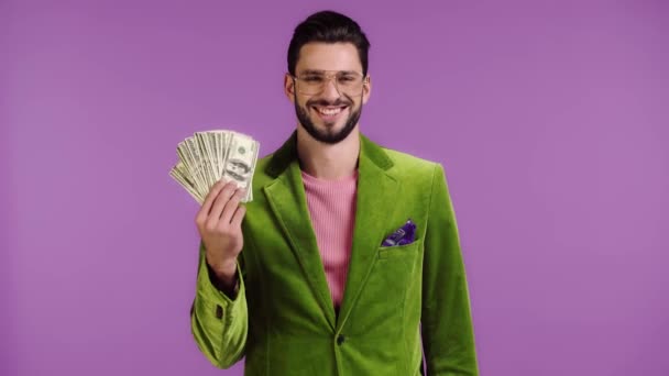 Homem Casaco Veludo Apontando Com Dedo Para Dinheiro Isolado Roxo — Vídeo de Stock