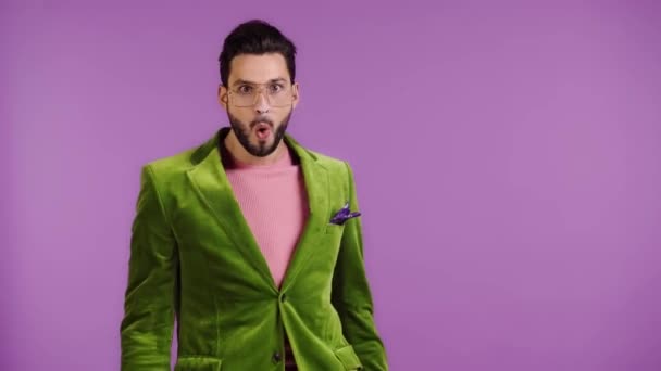 Чоловік Велюровій Куртці Вказує Пальцем Ізольовано Фіолетовому — стокове відео
