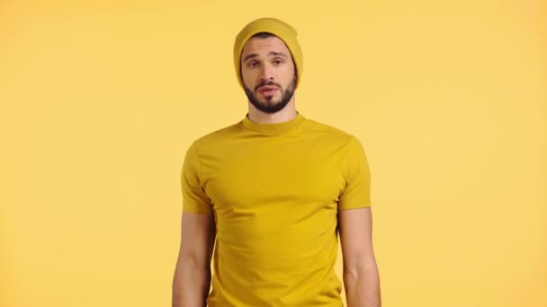 Hombre Triste Mostrando Palma Cara Aislado Amarillo — Vídeos de Stock
