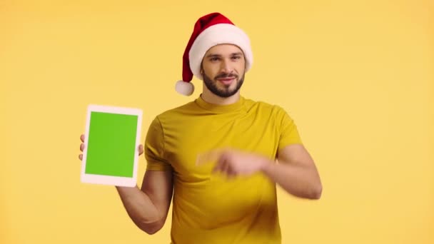 Hombre Apuntando Con Dedo Tableta Digital Aislada Amarillo — Vídeos de Stock