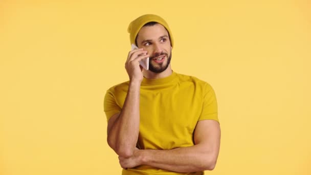 Lächelnder Mann Spricht Auf Smartphone Isoliert Auf Gelb — Stockvideo