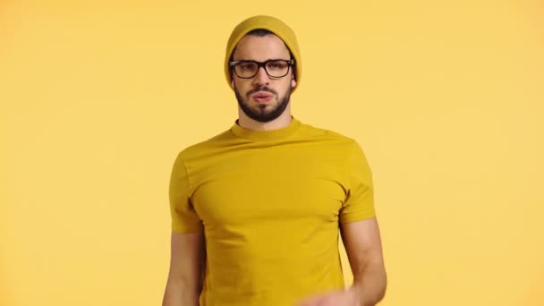 黄色で隔離された眼鏡をはずす疲れた男 — ストック動画
