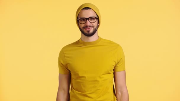 Χαμογελαστός Άνθρωπος Δείχνει Likes Απομονώνονται Στο Κίτρινο — Αρχείο Βίντεο