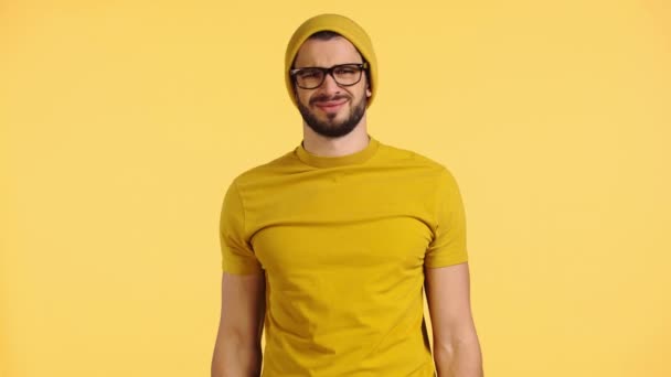 Triste Homem Mostrando Polegares Para Baixo Isolado Amarelo — Vídeo de Stock