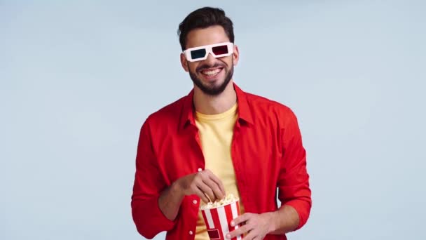 Sonriente Hombre Viendo Película Aislado Azul — Vídeos de Stock