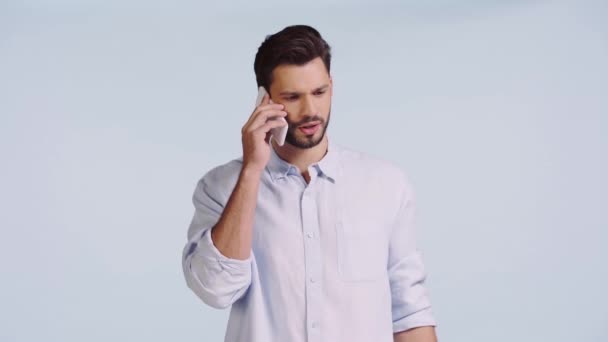 Sonriente Hombre Hablando Teléfono Inteligente Aislado Azul — Vídeos de Stock