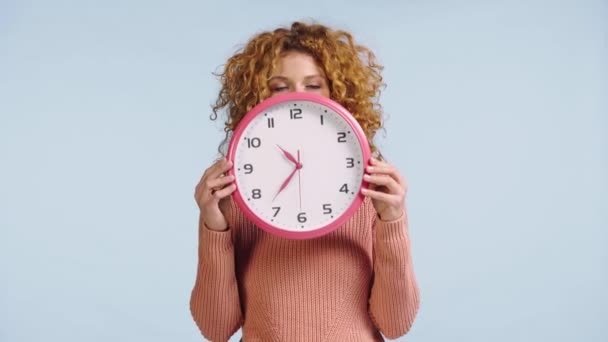 Femme Choquée Bâillant Regardant Horloge Isolé Sur Gris — Video