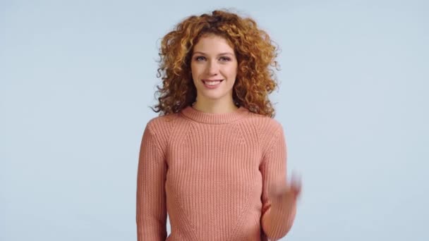 Sonriente Mujer Guiño Mostrando Gesto Aislado Gris — Vídeos de Stock