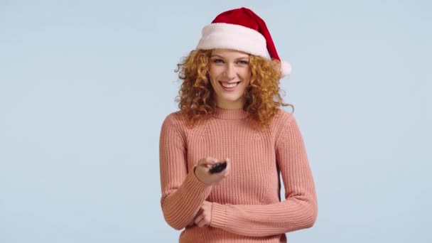 Mujer Positiva Con Control Remoto Televisión Aislado Gris — Vídeo de stock