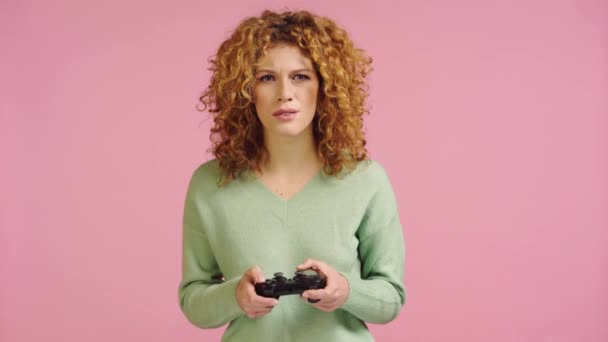Kiev Oekraïne November 2019 Overstuur Vrouw Speelt Videospel Geïsoleerd Roze — Stockvideo