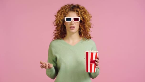 Незадоволена Жінка Кидає Попкорн Ізольовано Рожевий — стокове відео
