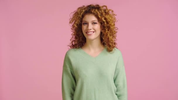 Усміхнена Жінка Показує Жест Кинджал Ізольовані Рожевому — стокове відео