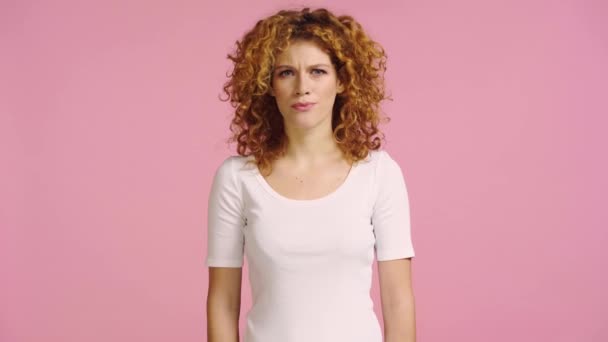Nespokojená Žena Ukazující Odmítavé Gesto Izolované Růžové — Stock video
