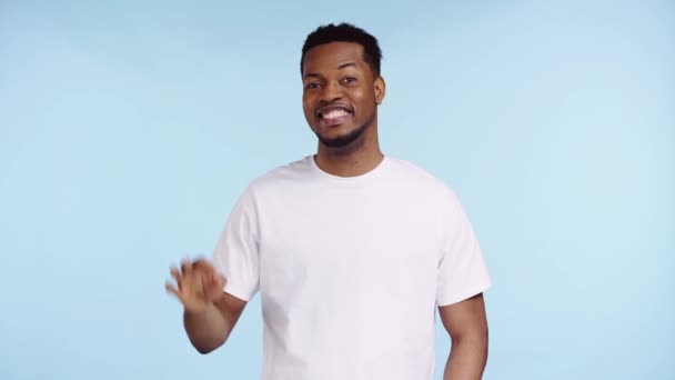 Mutlu Amerikalı Adam Mavi Üzerine Izole Edilmiş Tamam Işareti Gösteriyor — Stok video