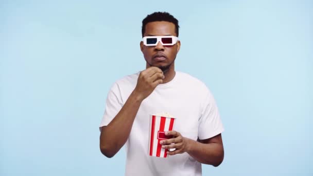 Atento Afroamericano Hombre Viendo Película Aislado Azul — Vídeos de Stock