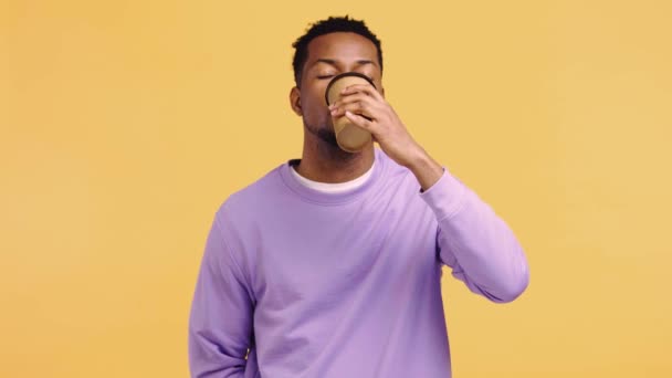Веселый Африканский Американец Пьет Кофе Изолированный Желтом — стоковое видео