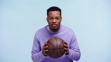 Mutlu Afro-Amerikan erkek basketbol maçını tek başına izliyor.