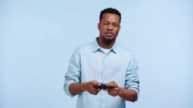 Kyiv, Ukrayna - 22 Kasım 2019: Mavi üzerinde video oyunu oynayan Afrikalı Amerikalı adam