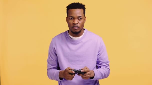 Kyiv Ucrânia Novembro 2019 Homem Americano Africano Concentrado Jogando Videogame — Vídeo de Stock