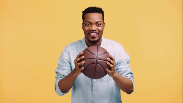Χαρούμενος Αφροαμερικάνος Που Βλέπει Αγώνα Μπάσκετ Απομονωμένος Στο Κίτρινο — Αρχείο Βίντεο