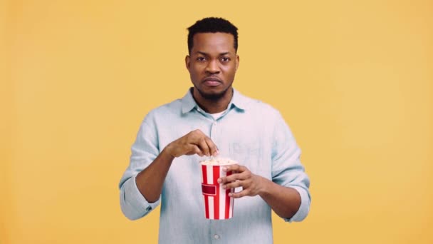 Africký Američan Sledující Film Izolovaný Žluté — Stock video