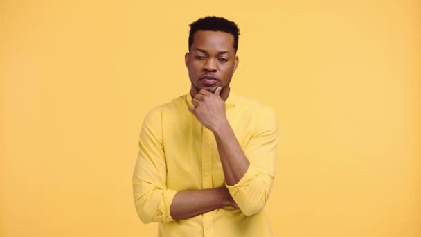 Smiling African American Man Showing Idea Sign Isolated Yellow — Stock Video