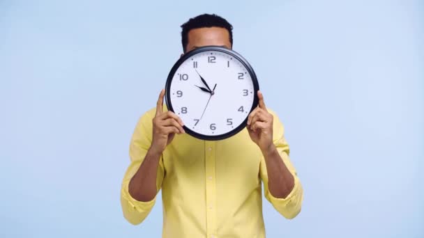 Joyeux Homme Afro Américain Tenant Horloge Isolé Sur Bleu — Video