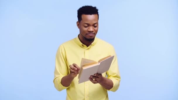 Mosolygós Afro Amerikai Férfi Olvasás Könyv Elszigetelt Kék — Stock videók
