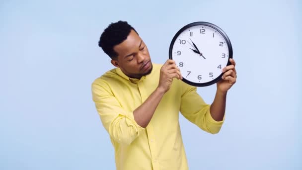 Smutny Afrykanin Amerykański Człowiek Patrząc Zegar Odizolowany Niebiesko — Wideo stockowe