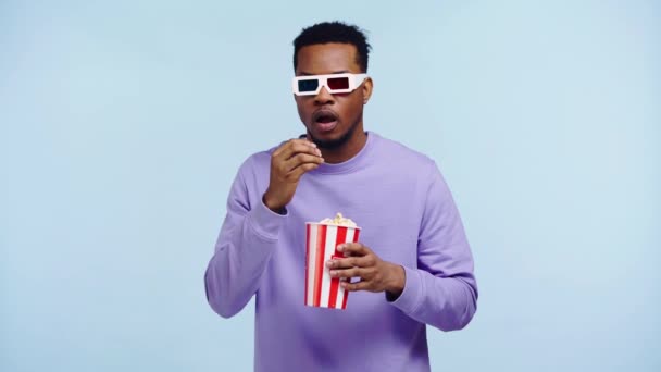 Asustado Africano Americano Hombre Viendo Película Aislado Azul — Vídeos de Stock