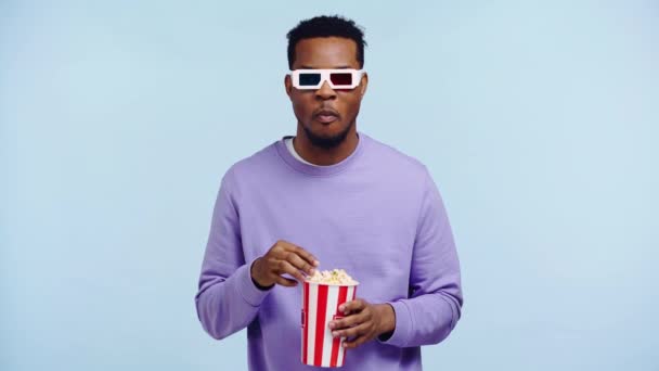 Sonriente Afroamericano Hombre Viendo Película Aislado Azul — Vídeo de stock