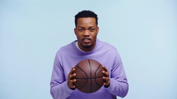 Happy african american man watching basketball game isolated on blue — Stock Footage Happy African American Man Watching Basketball Game Isolated Blue Royalty Free Stock Video