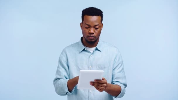 Homme Afro Américain Positif Montrant Tablette Numérique Isolé Sur Bleu — Video